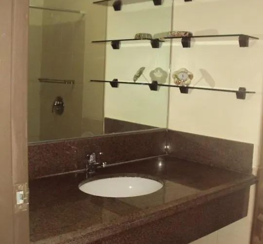 Tropical Hawaiian 2br Unit In Metro With Laundry Area - Sleeps 4 *