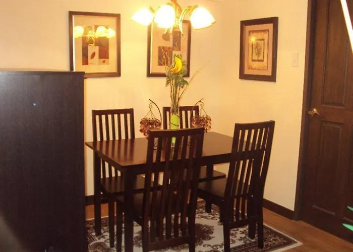 Tropical Hawaiian 2br Unit In Metro With Laundry Area - Sleeps 4 Apartamento